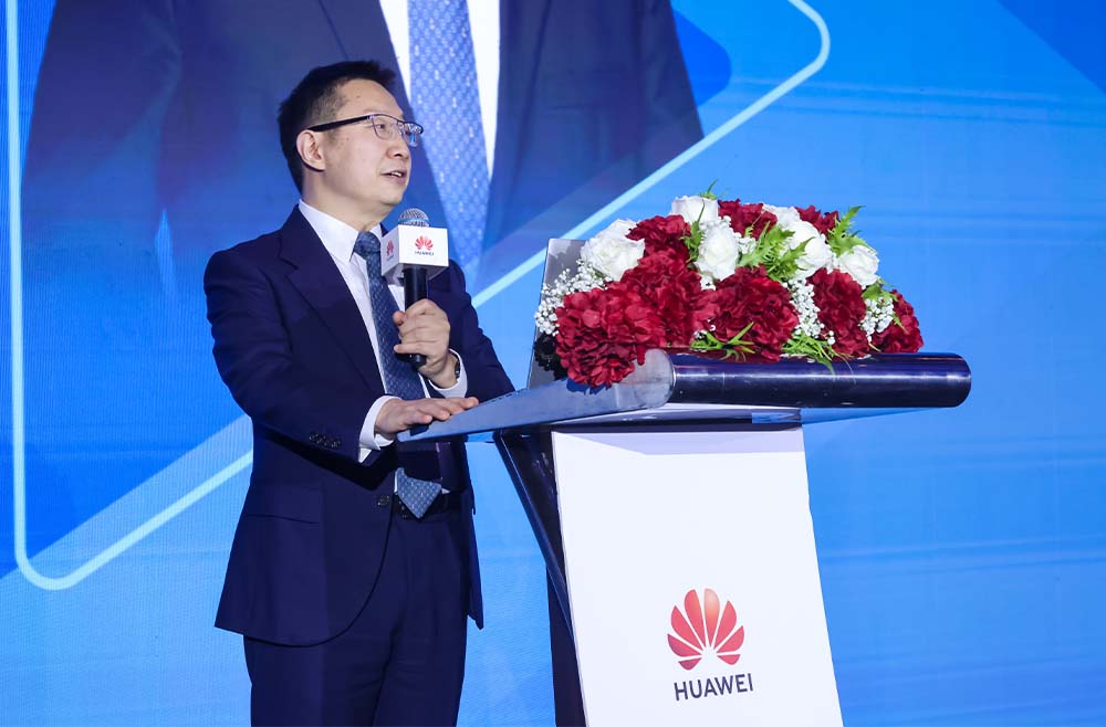 York Yue, President of Huawei's ISP Business Unit, speaking at the summit